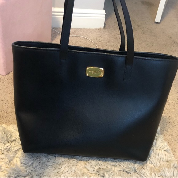 Michael Kors Handbags - Large Michael kors tote bag 💼